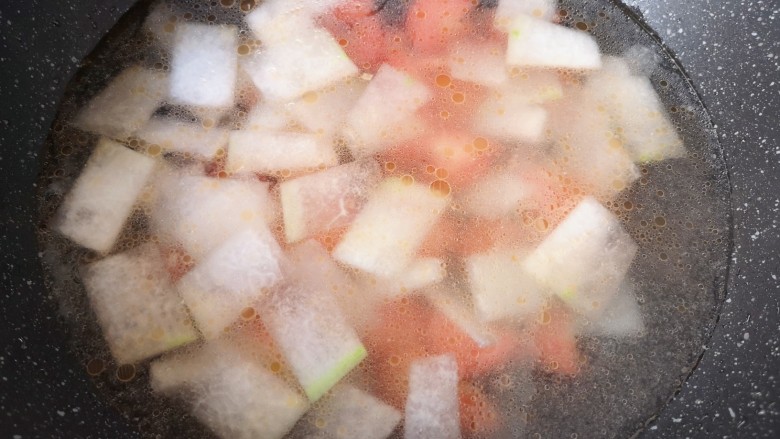 冬瓜海带汤,加入纯净水烧开。