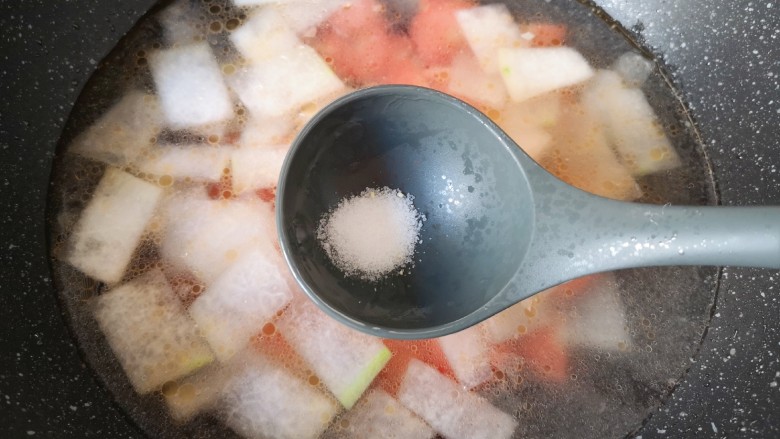 冬瓜海带汤,放盐调味。