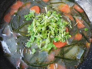 冬瓜海带汤,下入香菜碎搅拌均匀即可。