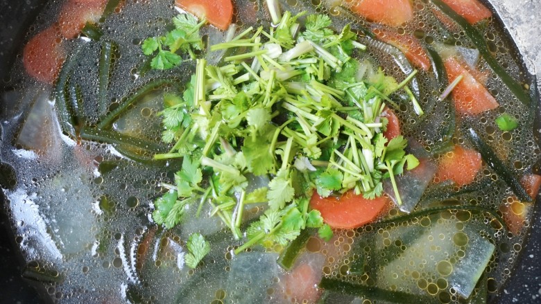 冬瓜海带汤,下入香菜碎搅拌均匀即可。
