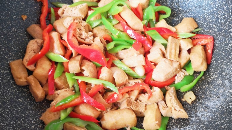 油豆腐炒青椒,翻炒均匀即可。