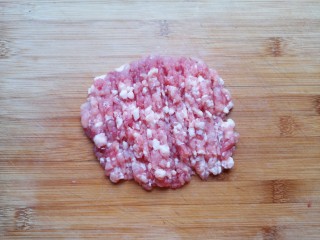 肉末蒸茄子,大肉先切成小块，然后剁成肉末。