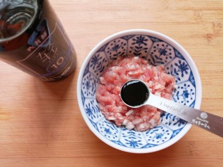 肉末蒸茄子,加入1勺六月鲜10克轻盐特级原汁酱油。