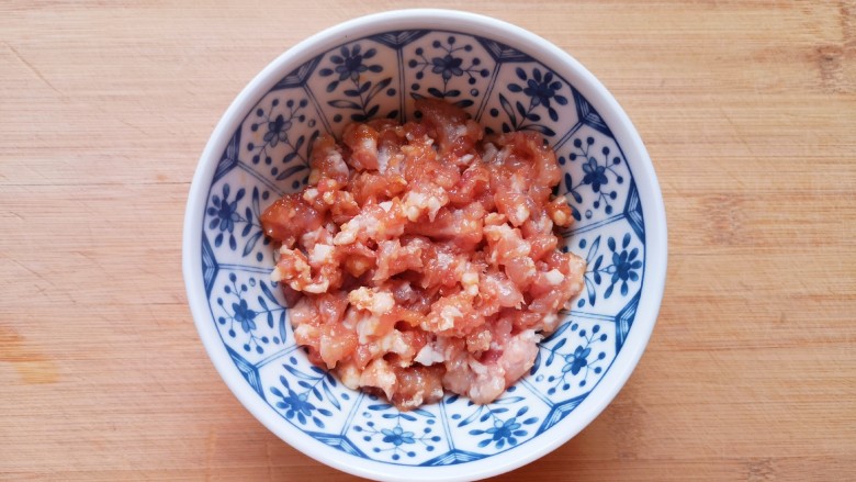 肉末蒸茄子,再加入少许食用油搅拌均匀，腌制10分钟左右。