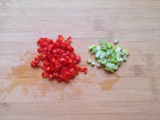 肉末蒸茄子,红椒和葱叶分别切碎备用。