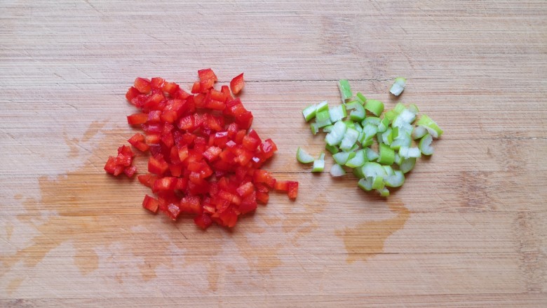 肉末蒸茄子,红椒和葱叶分别切碎备用。