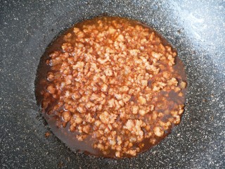 肉末蒸茄子,加入少许开水，烧开煮一分钟关火。