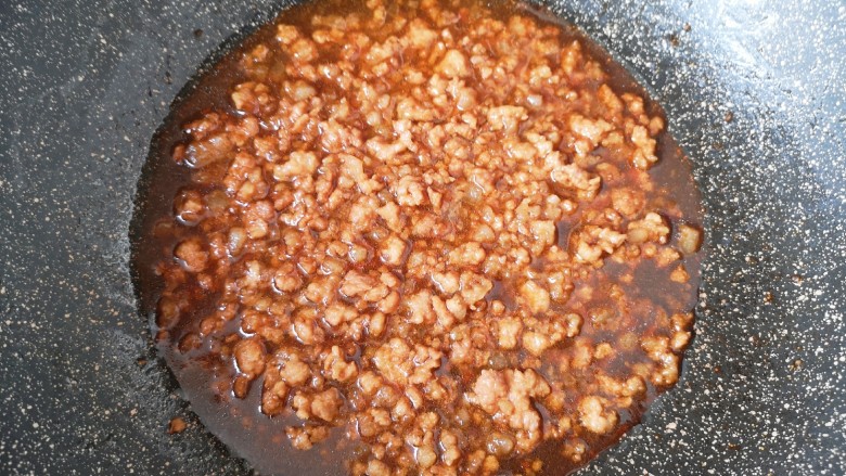 肉末蒸茄子,加入少许开水，烧开煮一分钟关火。