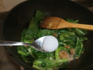 蒜蓉小白菜,加入适量盐。