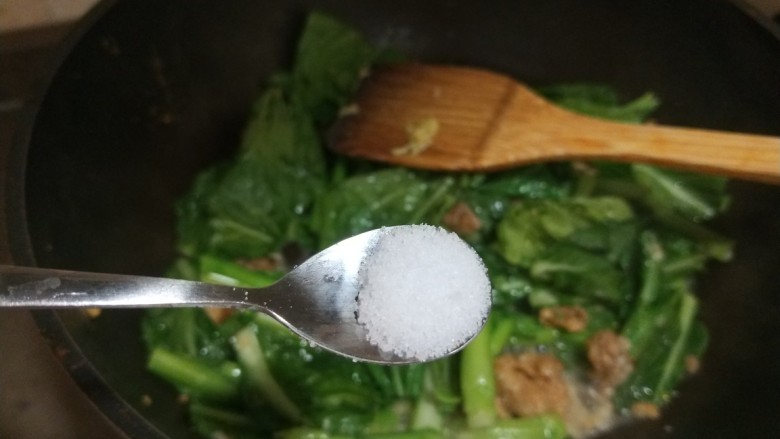 蒜蓉小白菜,加入适量盐。
