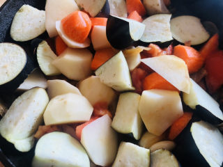 茄子炖土豆,继续放入茄子、土豆翻炒均匀。