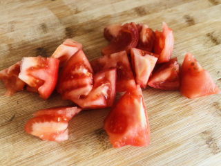 茄子炖土豆,西红柿切滚刀块备用。