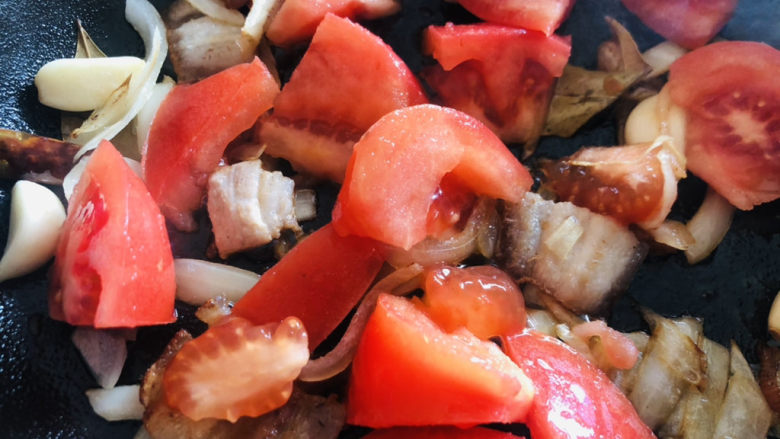 茄子炖土豆,放入西红柿翻炒均匀。
