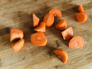 茄子炖土豆,胡萝卜去皮洗净切滚刀块备用。