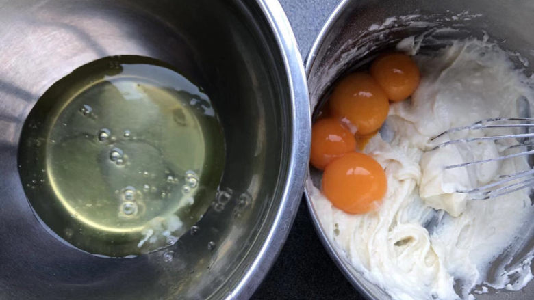 红豆沙馅戚风,分离蛋清蛋黄，蛋黄放入面糊中。