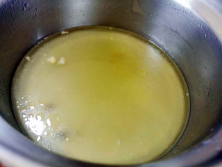 银鱼炖蛋,大约30度左右的高汤