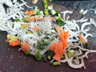 银鱼炖蛋,锅中另一半加入胡椒粉，葱花，红萝卜末，取出备用