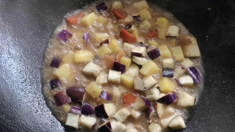 茄子炖土豆,大火煮至沸腾后，转中火炖煮