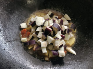 茄子炖土豆,然后加入茄子丁