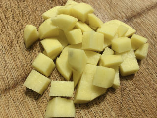 茄子炖土豆,而后，将土豆洗净去皮同样切小块（能更快的炖煮软烂）
