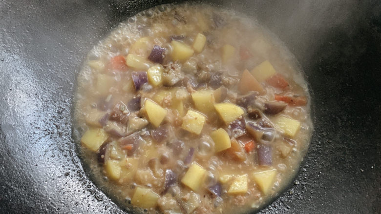 茄子炖土豆,煮至的时间，根据土豆变软达到适合个人食用的软烂程度即可。