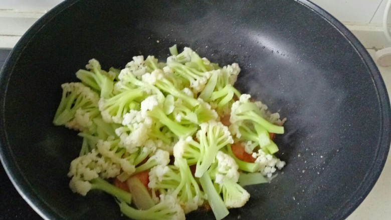 番茄花菜,加入焯水的花菜翻炒片刻