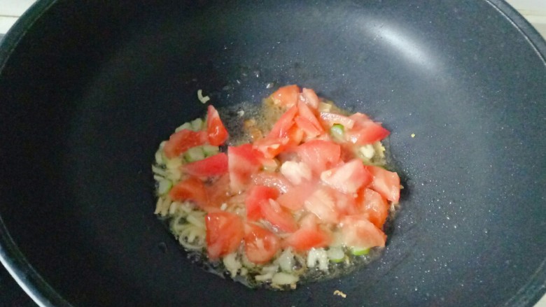 番茄花菜,加入西红柿小火炒出汤汁