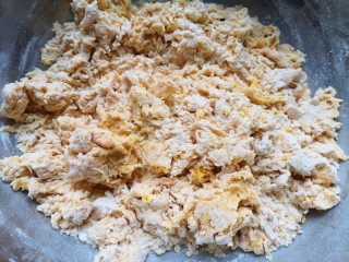 南瓜紫薯馒头,加入面粉中，用手搓成絮状。