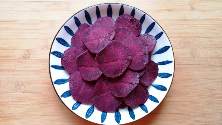 南瓜紫薯馒头,紫薯去皮洗干净切成片，放在盘子里隔水蒸熟。