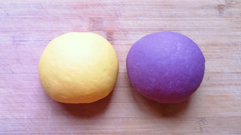 南瓜紫薯馒头,将南瓜面团和紫薯面团各留出来20g，然后再各分成两份。