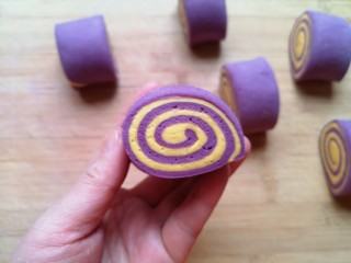 南瓜紫薯馒头,以同样的方法，将两种面团的颜色调换一下，做出另外一种颜色的双色馒头。