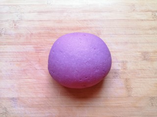 南瓜紫薯馒头,揉成光滑的紫薯面团。 