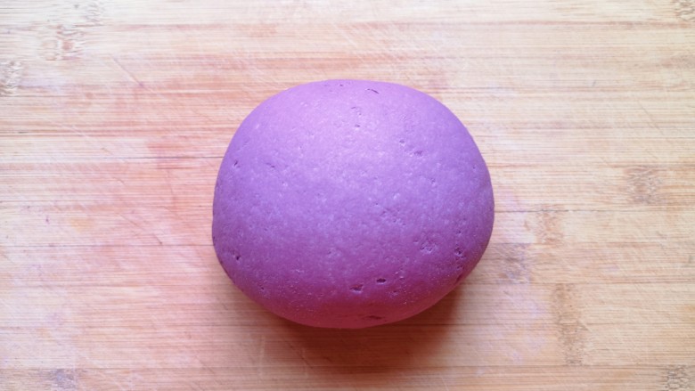 南瓜紫薯馒头,揉成光滑的紫薯面团。 