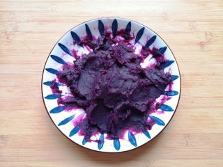 南瓜紫薯馒头,用勺子压成紫薯泥。