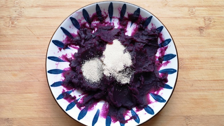 南瓜紫薯馒头,加入温水和发酵粉搅拌均匀。 