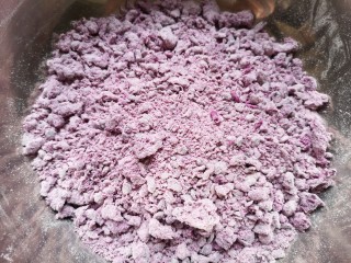 南瓜紫薯馒头,加入面粉中，用手搓成颗粒状。