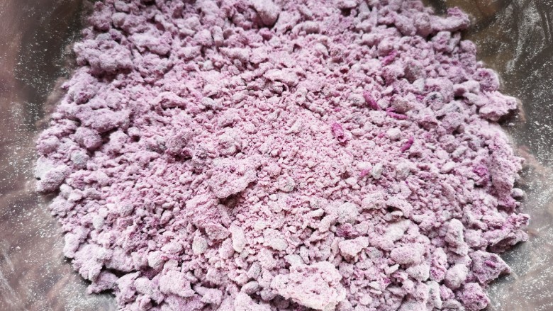 南瓜紫薯馒头,加入面粉中，用手搓成颗粒状。