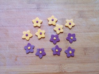 南瓜紫薯馒头,将花朵取下，装饰上花蕊。