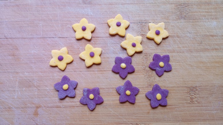 南瓜紫薯馒头,将花朵取下，装饰上花蕊。