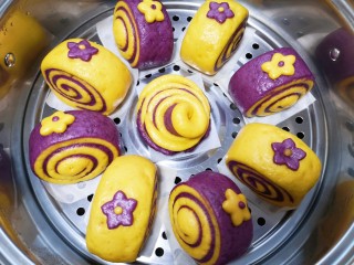 南瓜紫薯馒头,漂亮的南瓜紫薯馒头出锅了。