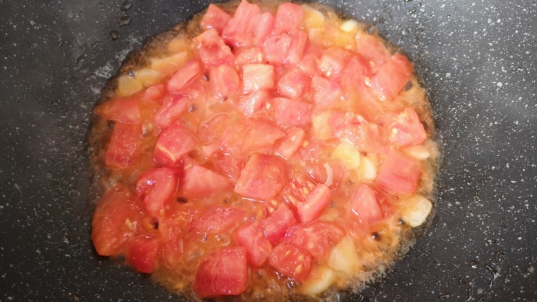 番茄花菜,翻炒至出汁。