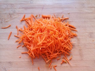 白菜丸子汤,胡萝卜擦成细丝。