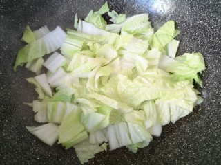 白菜丸子汤,另起一个锅，倒入适量的食用油烧热，下入白菜叶翻炒至微微变软。
