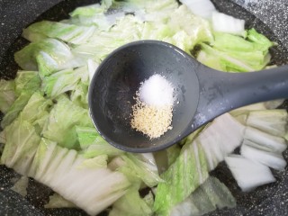 白菜丸子汤,放盐和鸡精调味。