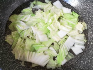 白菜丸子汤,加入纯净水烧开。