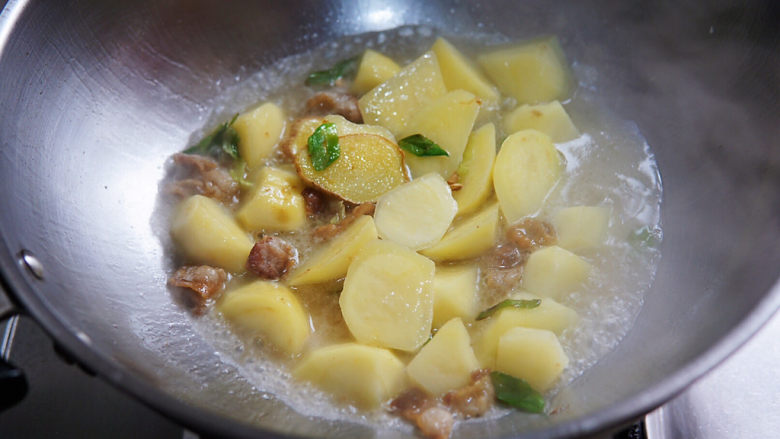 茄子炖土豆,土豆加一小碗水，煮二分钟。