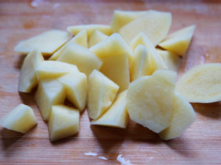 茄子炖土豆,土豆去皮切滚刀块。