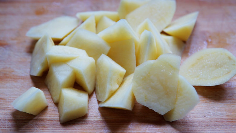 茄子炖土豆,土豆去皮切滚刀块。