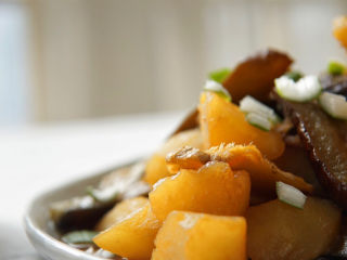 茄子炖土豆,这道菜是非常家常做法，特下饭，步骤也简单，适合平日里一日三餐食用。