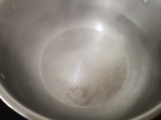 白菜丸子汤,锅里放水放盐和油烧开
